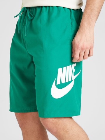 Nike Sportswear - Loosefit Pantalón 'CLUB' en verde