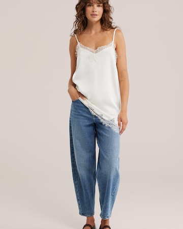 Top de la WE Fashion pe alb