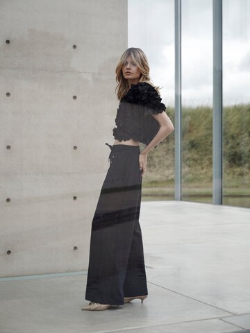 I want the moon Regular Trousers 'ELEVATE_ Lia' in Black