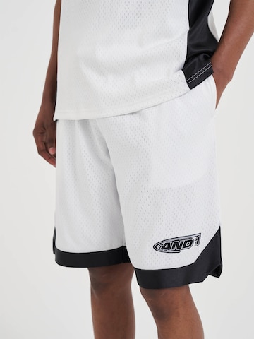 AND1 Regular Shorts in Weiß: Vorderseite