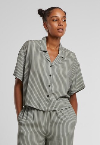Urban Classics Μπλουζάκι ' Ladies Resort Shirt ' σε πράσινο: μπροστά