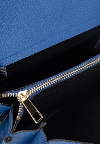 Usha Clutch in Blau