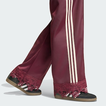 ADIDAS ORIGINALS - Loosefit Calças 'Firebird' em vermelho