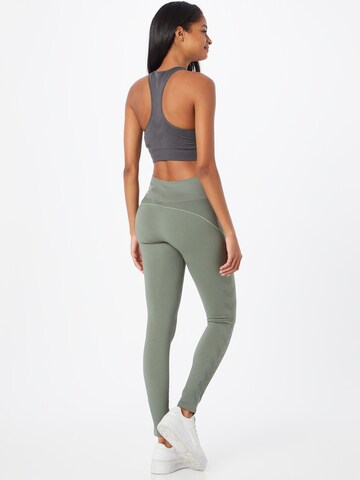 Skinny Pantaloni sportivi di Hummel in verde