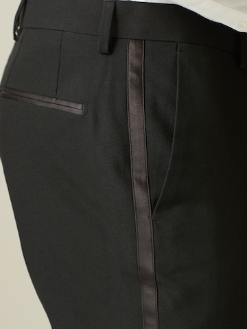 Next - regular Pantalón de pinzas en negro