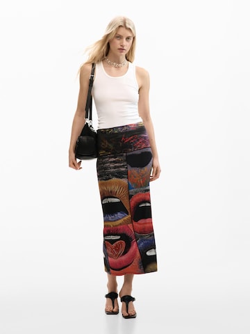 Fustă de la Desigual pe negru