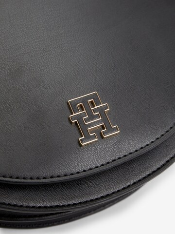 TOMMY HILFIGER Umhängetasche in Schwarz