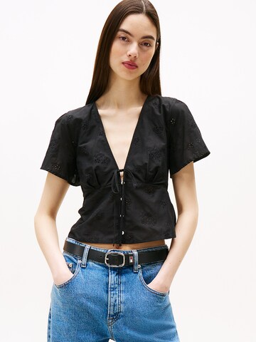 Tommy Jeans Blouse in Black: front