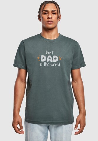 Merchcode T-Shirt 'Fathers Day - Best Dad In The World' in Grün: Vorderseite