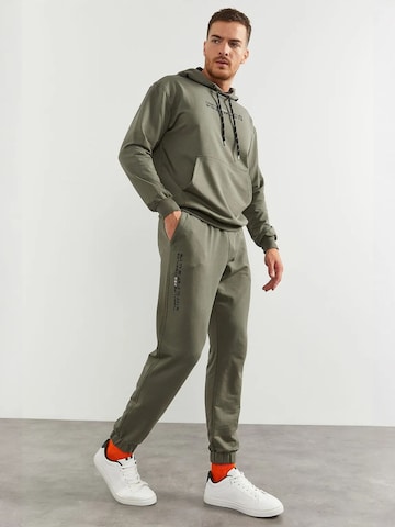 Survêtement Tommy Life en vert : devant