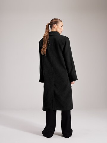 RÆRE by Lorena Rae Between-seasons coat 'Joanie' in Black