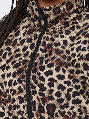 ONLY Carmakoma - Chaqueta de entretiempo 'CARNEW' en beige
