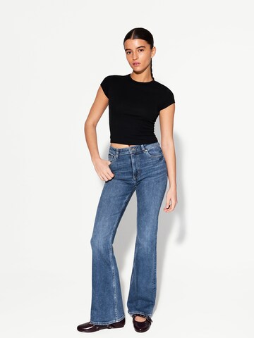 Flared Jeans di Bershka in blu: frontale