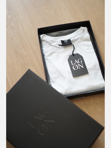 LAGØN - Camiseta en blanco