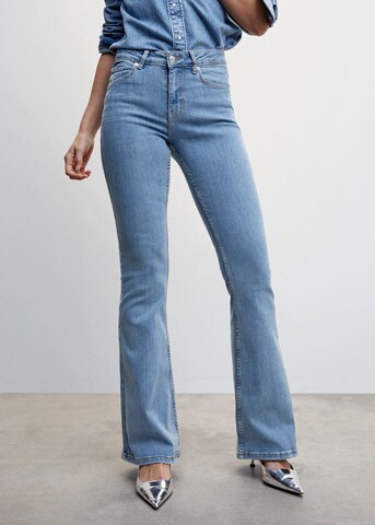 MANGO Flared Jeans in Blauw: voorkant