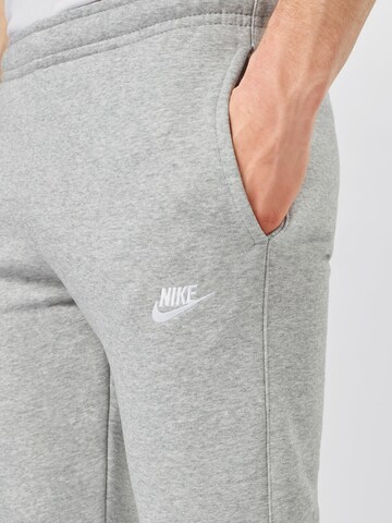 pilka Nike Sportswear Siaurėjantis Kelnės 'Club Fleece'