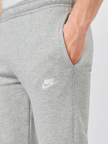 Nike Sportswear Tapered Housut 'Club Fleece' värissä harmaa