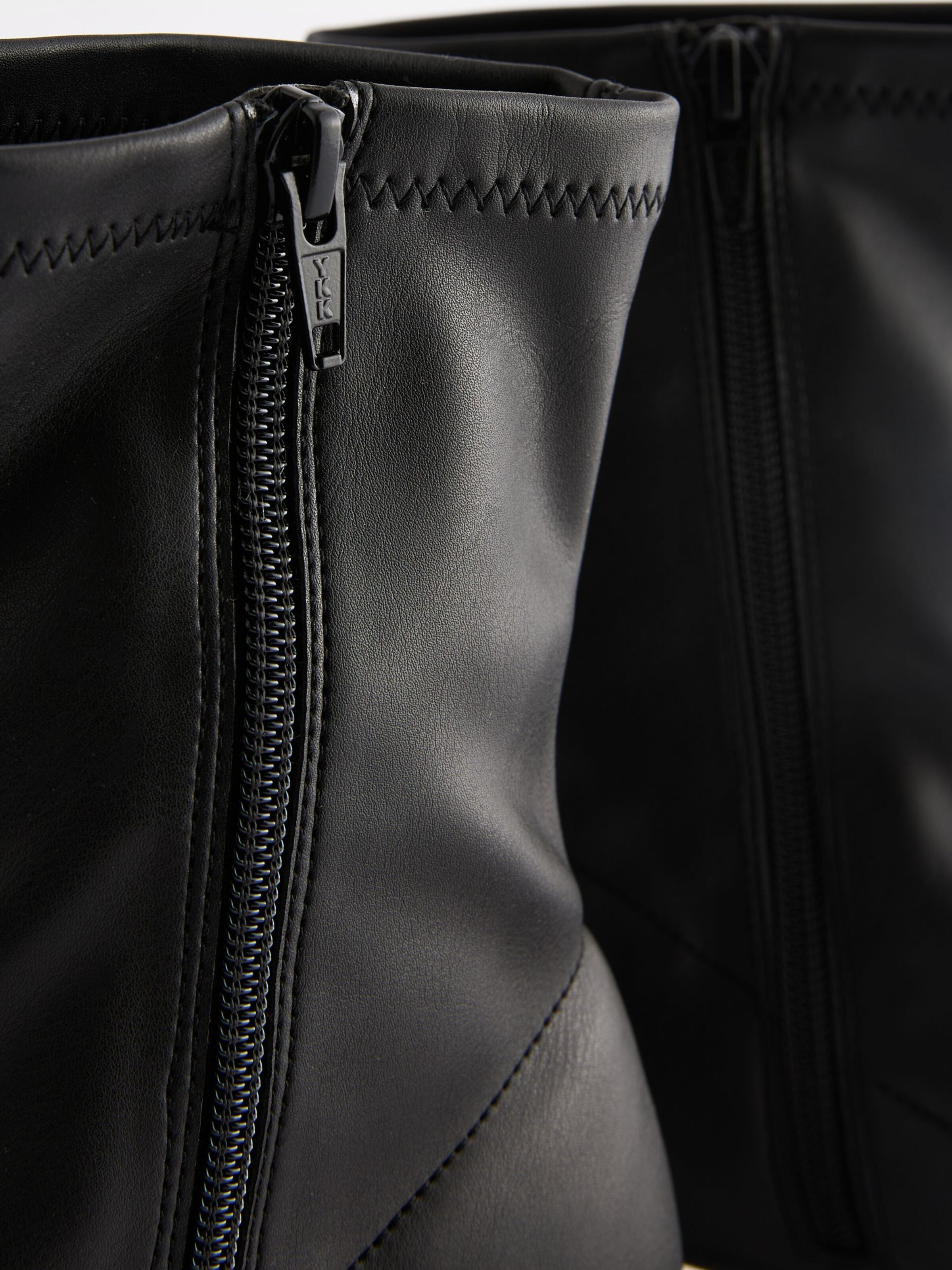 Next Къси ботуши в черно