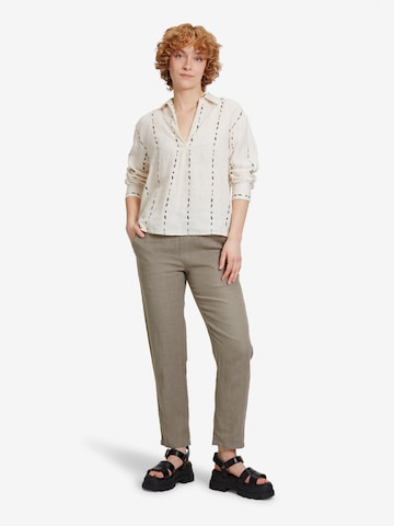 Cartoon Blouse in Beige: voorkant