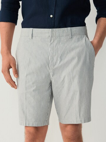 regular Pantaloni chino di Next in grigio: frontale
