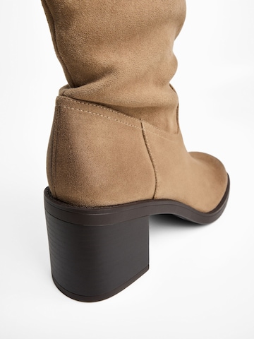 Bershka Stiefel in Beige