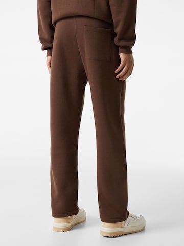 Bershka Normalny krój Spodnie w kolorze brązowy