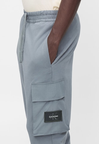 Calvin Klein Jeans - Tapered Calças em cinzento