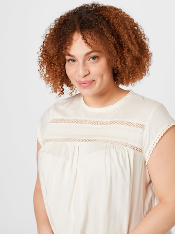 Vero Moda Curve - Blusa 'Debbie' en blanco