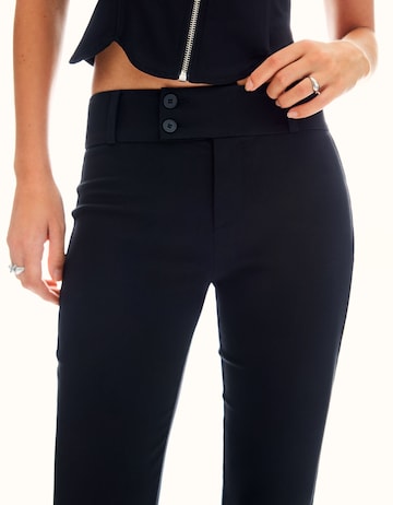Bershka Levenevä Housut värissä musta