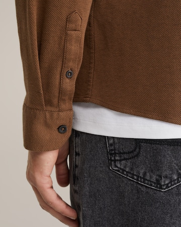 WE Fashion - Ajuste regular Camisa en marrón