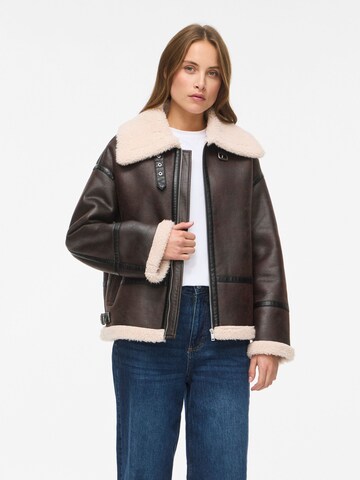 VILA - Chaqueta de invierno 'RISI' en marrón: frente