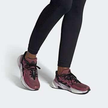 Chaussure de course ADIDAS SPORTSWEAR en rouge : devant