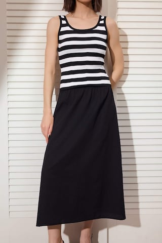 Trendyol - Vestido en negro