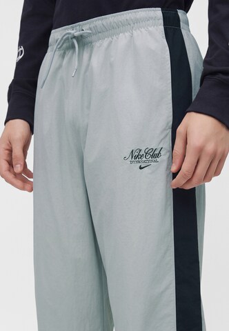 Nike Sportswear Szeroka nogawka Spodnie 'Club' w kolorze szary