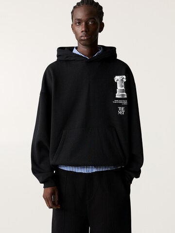Bluză de molton de la Pull&Bear pe negru: față