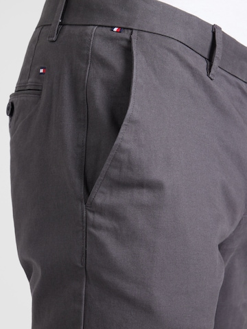 TOMMY HILFIGER Regularen Chino hlače 'DENTON ESSENTIAL' | siva barva