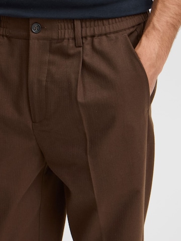 regular Pantaloni con pieghe 'CFMarc' di Casual Friday in marrone