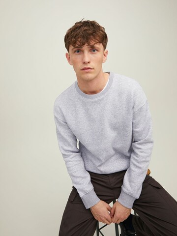 JACK & JONES Sweatshirt 'Star' i grå