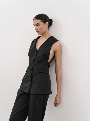 4TAILORS Γιλέκο σε μαύρο: μπροστά