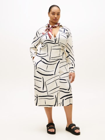 Tommy Hilfiger Curve - Vestido en blanco: frente