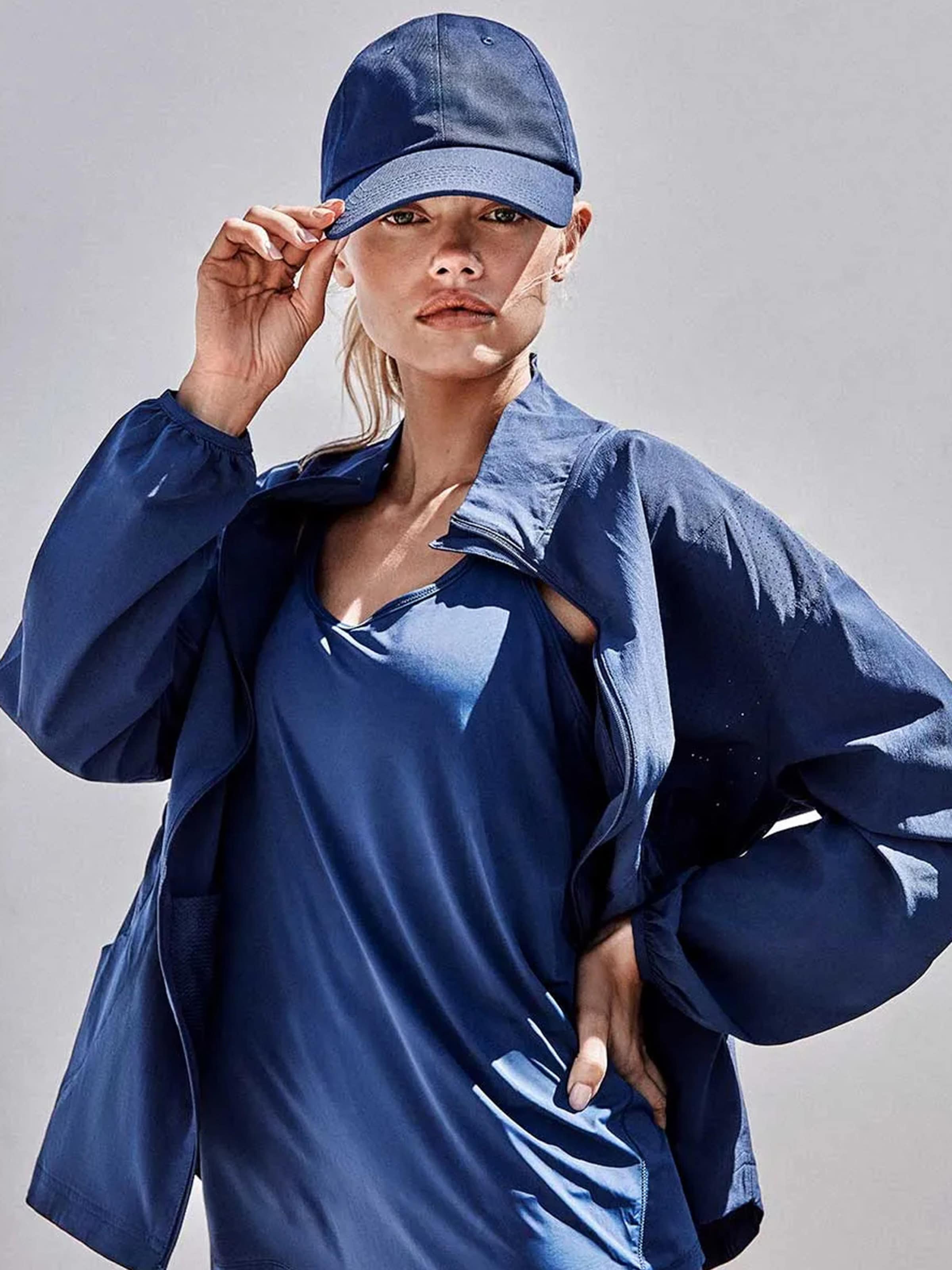 Gisela Jacke in Blau
