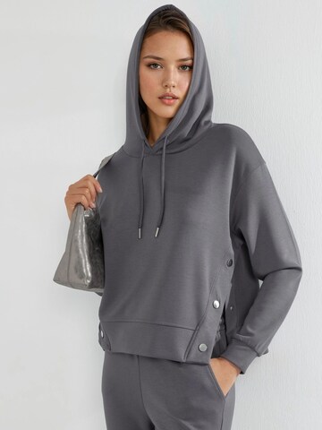 Completo pantalone di Hiccup in grigio: frontale