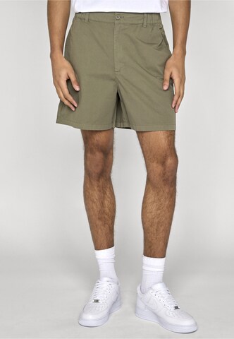 Urban Classics Loosefit Chino in Groen: voorkant