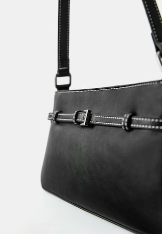 Pull&Bear Skuldertaske i sort