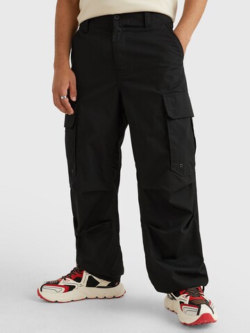Tommy Jeans Loose fit Cargo Pants 'Aiden' in Black: front