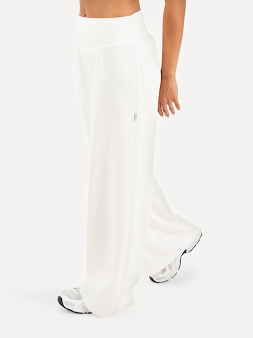 Smilodox Loosefit Broek ' Jorina ' in Wit
