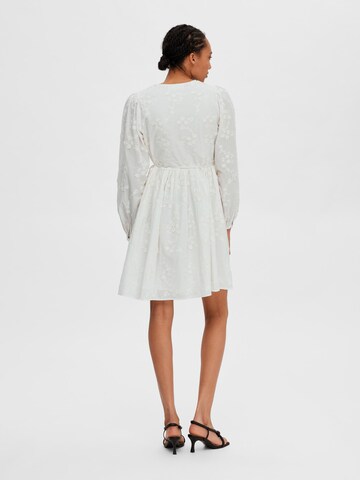 Robe Selected Femme Petite en blanc