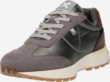 Sneaker bassa di Xti in grigio: frontale