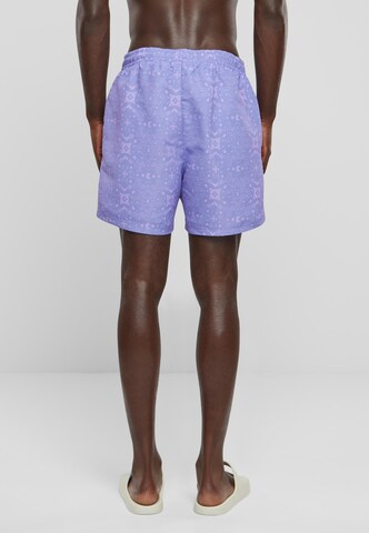 Karl Kani Badeshorts in Lila