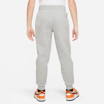 Nike Sportswear Zwężany krój Spodnie 'Club' w kolorze szary